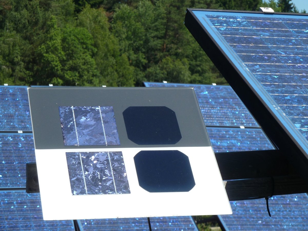Holographic Light Collector Improves Solar Panel Efficiency - Hardoll